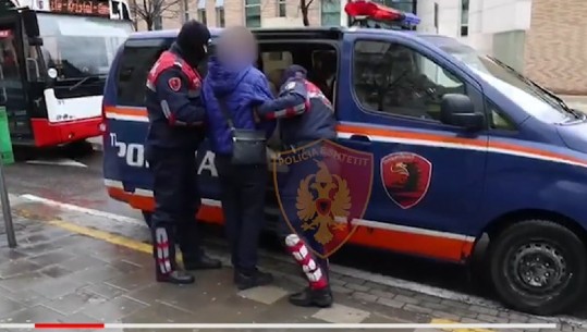 Blic te 'Dollari', ndalohen 7 kambistë në të zezë, sekuestrohen rreth 50 mijë euro...Si kamuflohen tregtarët si lojtarë dominoje?! (VIDEO)