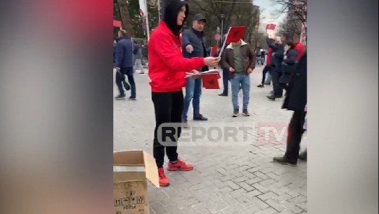 Me këngë patriotike, nis tubimi! Presidenca pajis pjesëmarrësit me buqeta mimoza dhe flamuj kuqezi