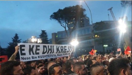 Banderola që po merr vëmendje në protestën e organizuar nga presidenti Meta (FOTO)