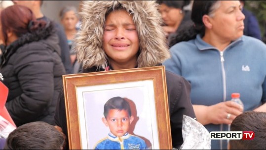 'Menduam se ishte një kukull'...Shokët gjetën në kanal trupin e pajetë të 5-vjeçarit! 'Pa Gjurmë' në familjen e Klodit, gjyshi: Na mbeti vetëm çizmja e tij