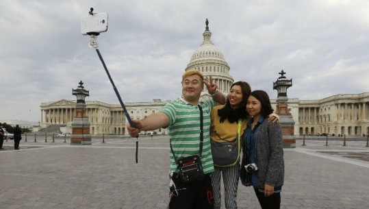 Koronavirusi, mjeku: Një takim 5-minutësh apo një selfie e shpejtë është me rrezik të ulët