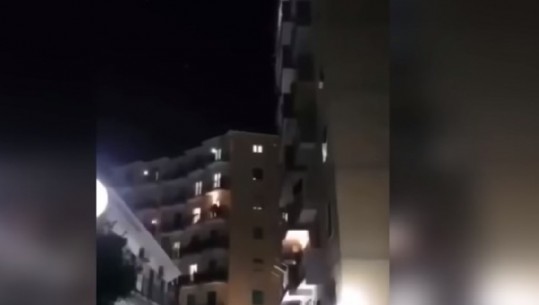 Koronavirusi/ Gjesti i rrallë i italianëve në Napoli për të mos u ndjerë vetëm në shtëpi - VIDEO