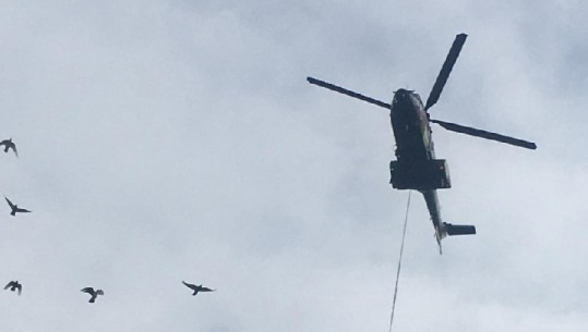 Shuhet vatra e zjarrit në zonën e Linzës, ndërhyn helikopteri i Forcave Ajrore  (VIDEO)