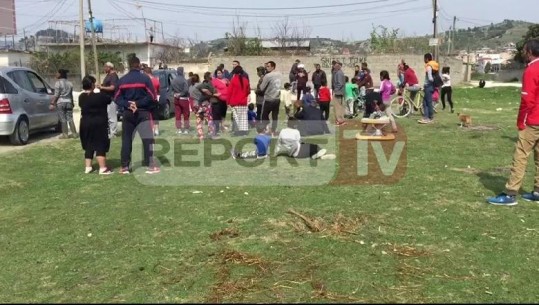 Pa asnjë mjet mbrojtës, romët në Berat mblidhen në grupe për të pritur ndihmat ushqimore