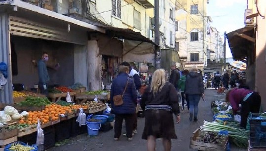 Kufizimet ndaj COVID-19/ Të moshuarit jashtë shtëpie për pazare, qytetarët dyndje nëpër tregje (VËZHGIMI)