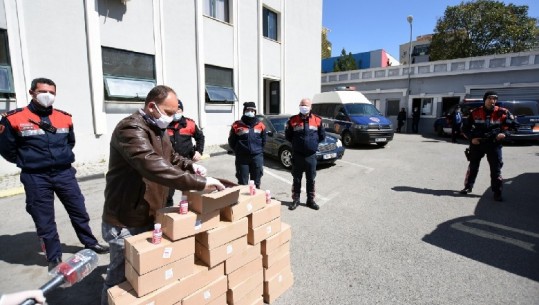 'Me çdo polic kundër COVID-19', Report Tv dhuron 1 mijë dezinfektantë për blutë e Tiranës (VIDEO)