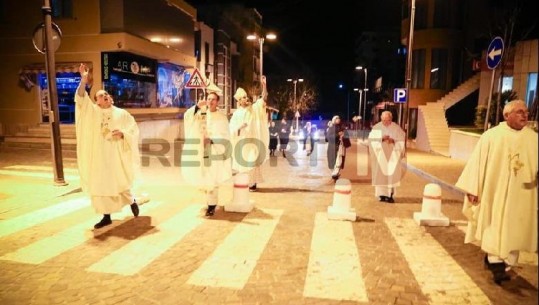 Pashkët u 'shkojnë' në shtëpi besimtarëve në Lezhë (FOTO)