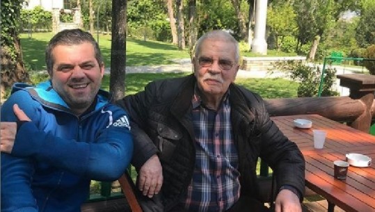 Robert Ndrenika dhe Arben Derhemi thyejnë karantinën, kafe e batuta në park: E njoh unë atë që jep urdhra