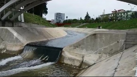 Derdhja e naftës në lumin Gjanica, prefekti i Fierit: Po hetohen sy subjekte, masa që të mos përsëritet më