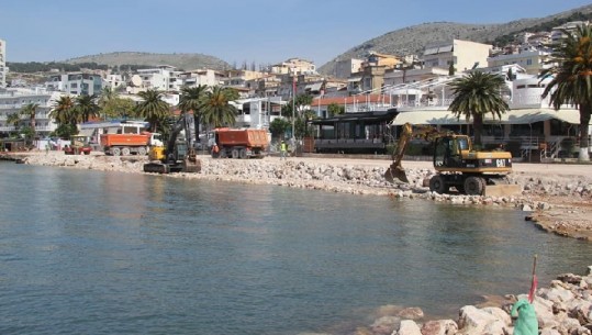 COVID-19 nuk pengon përgatitjet për pritjen e sezonit turistik në Sarandë, vijon rikonstruksioni i shëtitores (FOTO)