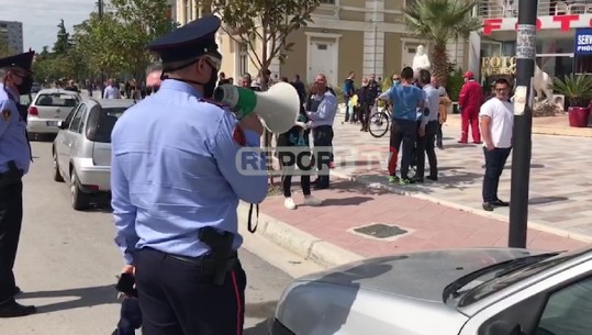 Rama inspektoi punimet në Fier, PD e priti me protesta në kohë koronavirusi! Shoqërohen 2 demokratë, rrezikojnë 5 mln lekë gjobë