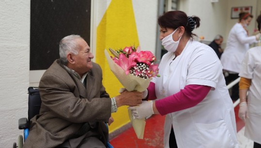 50 ditë pa parë familjet prej izolimit, një pjesë e stafit të Shtëpisë së të Moshuarve në Tiranë rikthehet në shtëpi (FOTO)