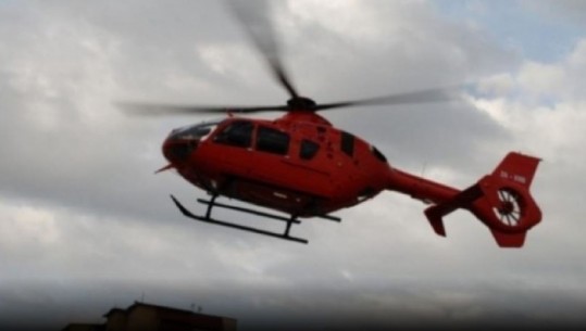 Mat/ Dëmton kokën duke ndërruar jastëkun e ajrit të kamionit, dërgohet me helikopter drejt Tiranës