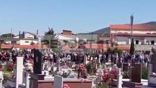 Berat/ Policia 'e pafuqishme' përballë dhimbjes së familjarëve! Pa distancim social, përcillet në banesën e fundit i moshuari dhe 2 nipat që u asfiksuan në pus (VIDEO)