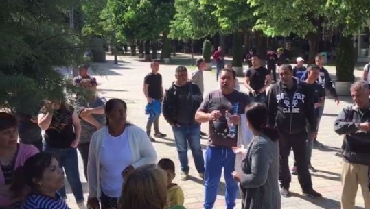 Korçë/ Tregtarët e rrobave të përdorura në protestë: Na hapni tregun, jemi mbytur me borxhe deri në fyt (VIDEO)