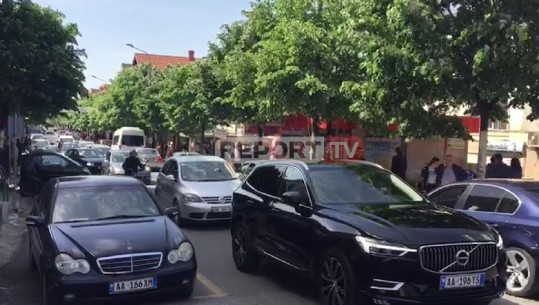 Qytetaret 'harrojnë' COVID-19, vërshojnë në rrugë! Pa maska e doreza, në zonat e gjelbra nuk respektohen më masat (VIDEO)