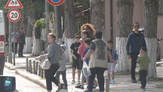 Rikthehet trafiku në Kukës, qytetarët në rrugë pa masa mbrojtëse (VIDEO)