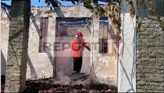 Banesa përfshihet nga flakët në Fier, shkak shkëndija elektrike (VIDEO)