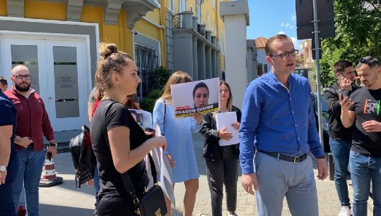 Përdhunimi i 15-vjeçares nga roja i shkollës/ FRPD marshim para ministrisë së Arsimit: Shahini zgjodhi heshtjen! Të dorëhiqet (VIDEO)