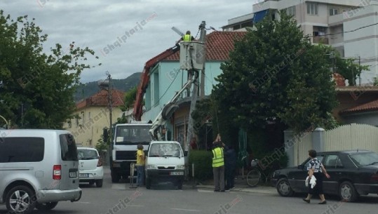 Elbasan, shtylla e tensionit rrëzohet në një bar kafe