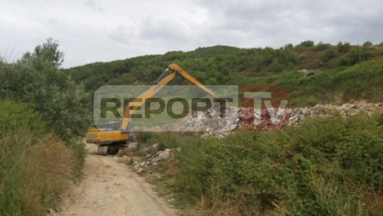 Manëz, bëhet groposja e mbeturinave të sjella nga Durrësi (VIDEO)