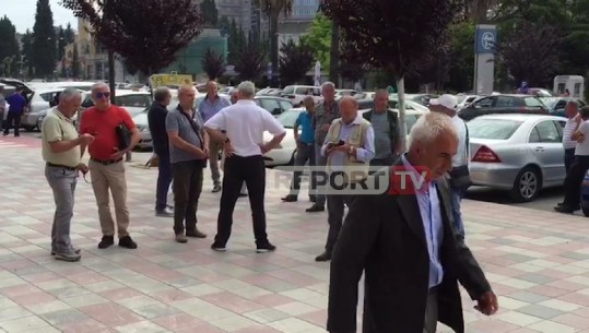 Naftëtarët e Ballshit kërkojnë pagën e dytë të luftës dhe rifillimin e punës: Kemi 8 muaj pa punë, të ndahet hesapi! (VIDEO)