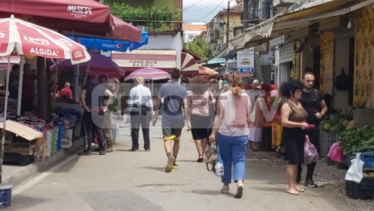 Shtohen rastet me COVID, qytetarët nuk respektojnë masat! Në tregun e Kombinatit hiqet tuneli dezinfektues (Vëzhgimi i Report TV)