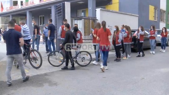 Me maska dhe doreza maturantët dhanë provimin e Gjuhë-Letërsisë! Rregullat zbatohen brenda ambienteve të shkollës, harrohen jashtë dyerve të saj (VIDEO) 