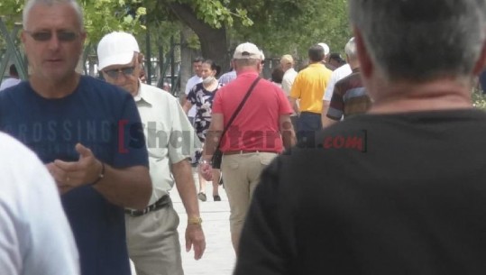 Vlorë, qytetarët e harrojnë COVID-19, mbushin rrugët duke mos ruajtur distancimin social