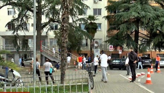 QSUT si 'han pa porta', qytetarët lëvizin lirshëm në spital, pa maska dhe pa ruajtur distancimin social (VIDEO)