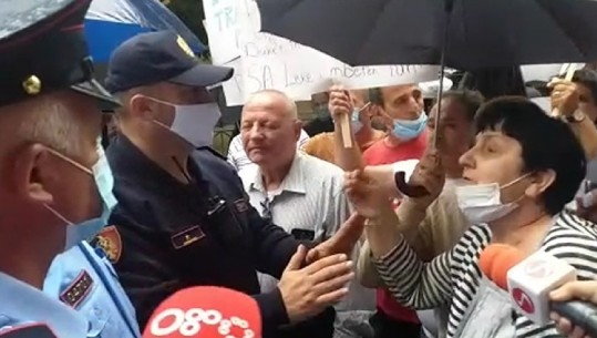 Pa distancë, pamje e frikshme nga tubimi i shoqatës së transportit! Protestuesit: Duam pagë shtesë! Tensione me policinë, procedohen penalisht 7 persona