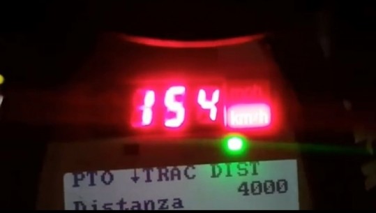 Me shpejtësi mbi 154 km/h, arrestime dhe gjoba, policia kontrolle me civilë për të kapur shkelësit (VIDEO)