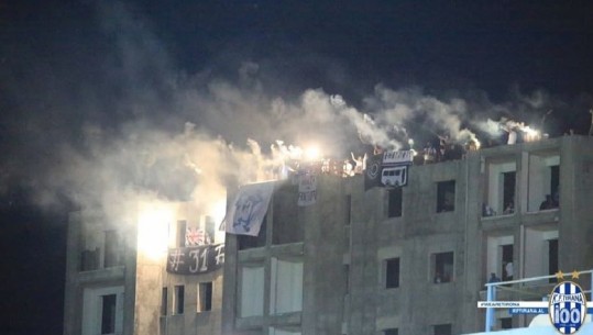 Foto mbi tarracën e një pallati, tifozët e Tiranës marrin vëmendje ndërkombëtare