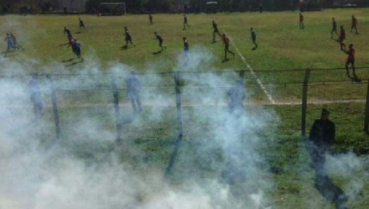 Tifozët e Delvinës s’pranojnë rezultatin, gjuajnë me gurë kundërshtarët! Plagoset në kokë një futbollit