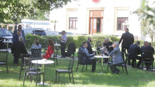 Në Kuvend me maska, jashtë tij deputetët grumbuj në kafenenë e improvizuar (FOTO)