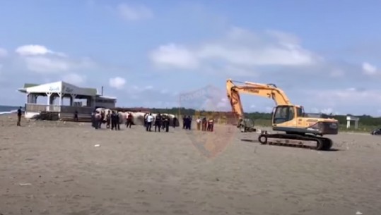 I shtynë prej tërmetit, por s'pritën përfundimin e sezonit turistik, IKMT prish 2 'beach bare' pa leje në Vlorë