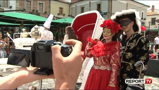 Korça 'mini' karnavale prej COVID-19! S' ka festë të madhe në qendër të qytetit, por grupe të vogla lagje më lagje 