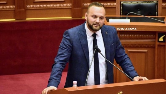 Deputeti i Opozitës së re, Halit Valteri bëhet baba për herë të parë, poston foton e ëmbël me vajzën