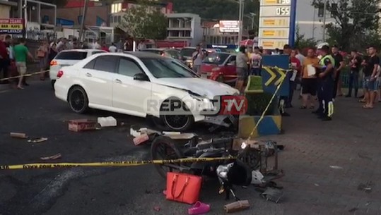 Përplasen dy makina me motorin në Lezhë, plagosen burrë e grua dhe këmbësorja! Pamjet e aksidentit 