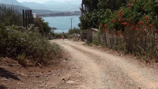 Lagjia e harruar në Shëngjin, 220 familje vuajnë mungesën e rrugës dhe ujit! Banorët: Na vjen një herë në javë (VIDEO)