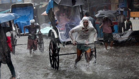 Stina e musonëve/ Në një muaj 200 viktima në Indi, Nepal dhe Bangladesh (FOTO)