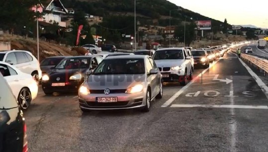 Radhë kilometrike mjetesh në Morinë, pushuesit nga Kosova lënë bregdetin shqiptar