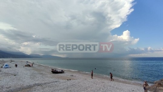 VIDEOLAJM/ Pushuesit e jugut mes diellit dhe vranësirave, qielli dhe deti 'i ndarë' përgjysmë