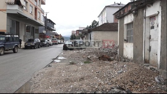 Rruga në Tropojë mbetet peng i shpronësimeve! Bizneset dhe banorët: Kërkojmë kompensim