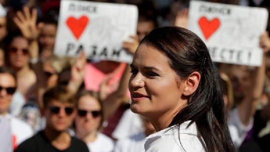 Protesta në Bjellorusi/ Liderja e opozitës lë vendin dhe strehohet në Lituani: U largova për hir të fëmijëve (VIDEO)