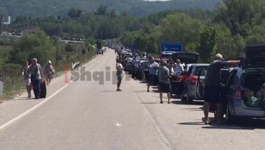 Kakavijë, 12 km radhë për të kaluar në Greqi! Rinis puna në sportelet greke pas 2 orësh mbyllje! Qytetarët: Jemi mall pa zot (VIDEO)