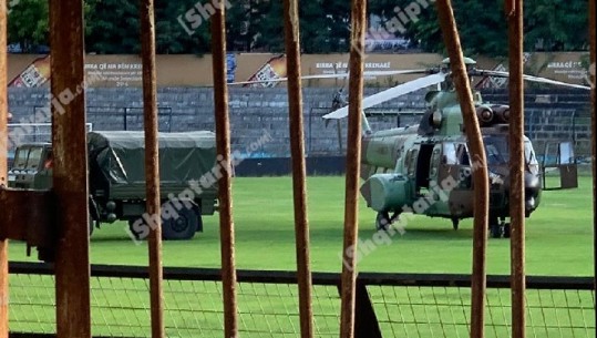 Të bllokuar në Kakavijë, momentet kur helikopteri dhe kamionët sjellin ndihmat e para për qytetarët