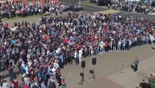 Protesta paqësore në Bjellorusi në nder të viktimave/ Lukashenko: Do të bisedoj me Putin, nuk kërcënohem vetëm unë (VIDEO)