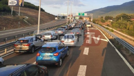 Fluks në kufi nga shqiptarët e Kosovës, radha deri në fshatin Vërmicë të Prizrenit