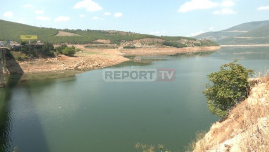 Thatësira në Kukës, tkurret ndjeshëm liqeni i Fierzës! Prurjet bien me 60 metra kub ujë në sekond (VIDEO)